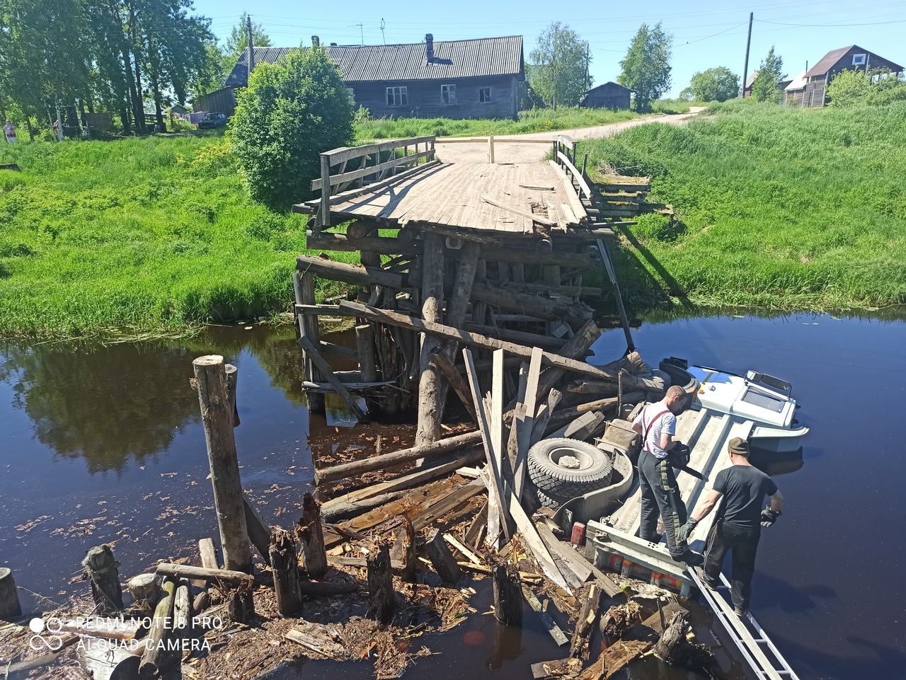 Опубликованы фото с места обрушения моста и падения грузовика в реку в Карелии