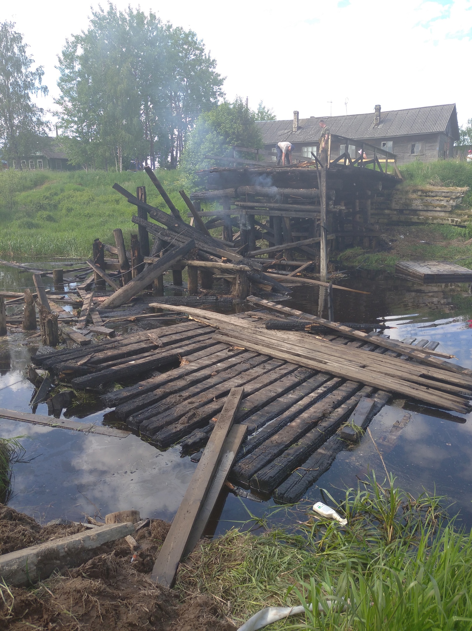 Разрушенный самосвалом мост в деревне Карелии загорелся (ФОТО)