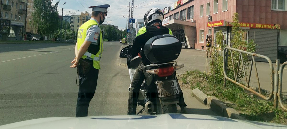 Автоинспекторы Петрозаводска поймали мотоциклиста с нечитаемыми номерами (ФОТОФАКТ)