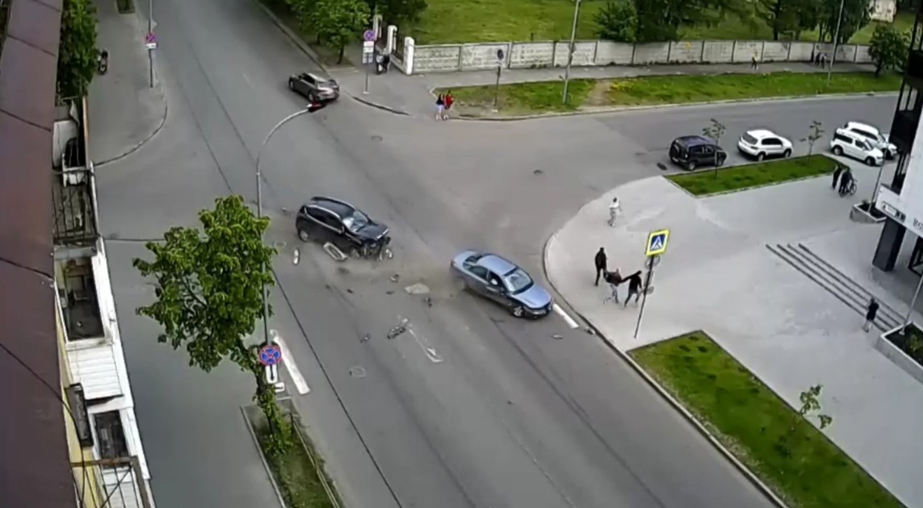 Автомобиль отбросило на группу пешеходов после ДТП на перекрестке в Петрозаводске (ВИДЕО)
