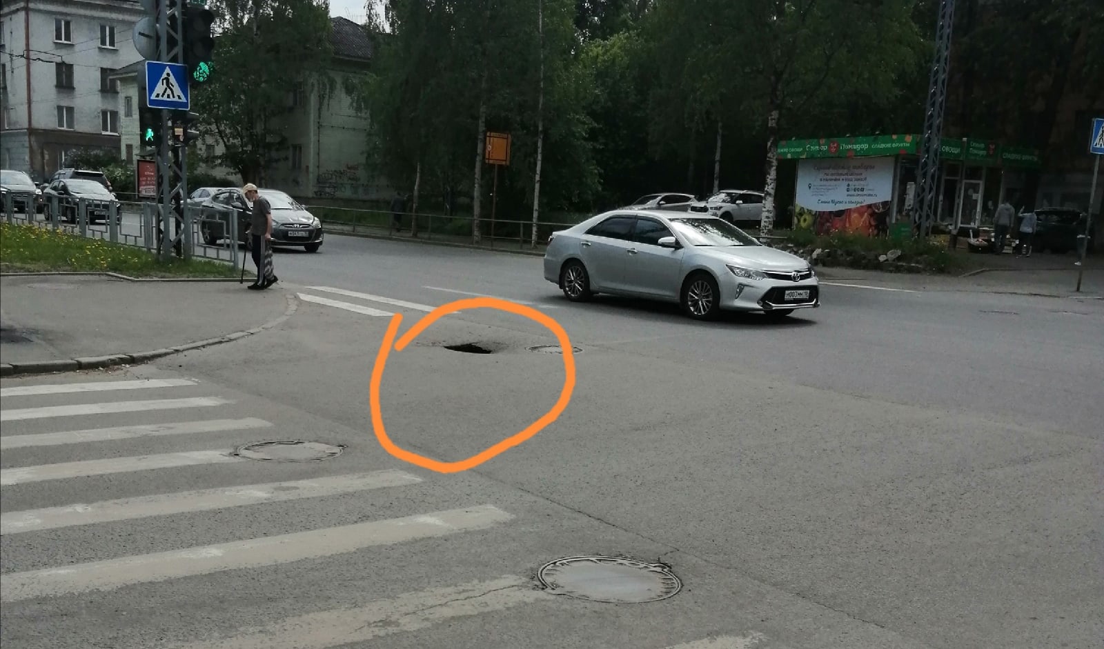 Асфальт провалился в центре перекрестка в Петрозаводске (ФОТОФАКТ)