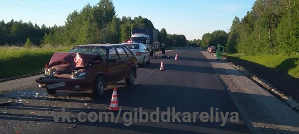 Женщина получила травмы при столкновении легковушки с "Газелью" на трассе в Карелии