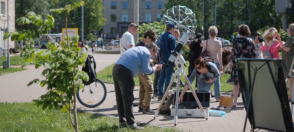 Жители Петрозаводска через телескопы наблюдают за затмением солнца (ФОТО)