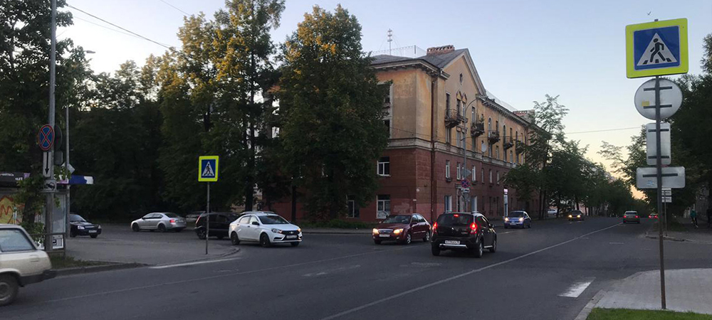 Госавтоинспекция Петрозаводска ищет водителя, сбившего мужчину на пешеходном переходе