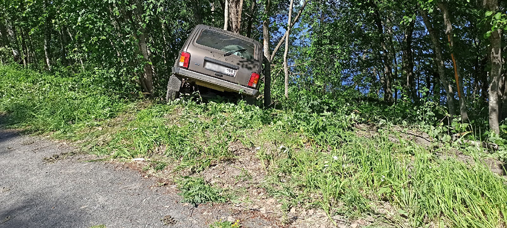 На трассе в Карелии автомобиль едва не улетел в озеро (ФОТО)