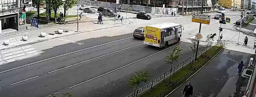 В Петрозаводске нашли и наказали водителя маршрутки, проехавшего перекресток на красный (ВИДЕО) 