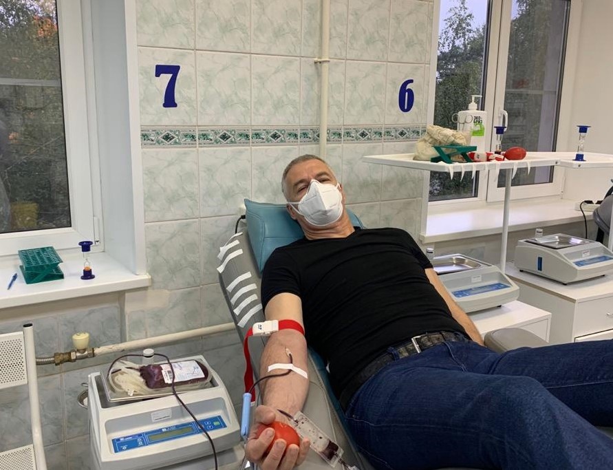 Глава Карелии опубликовал фото, как он участвовал в Дне донора