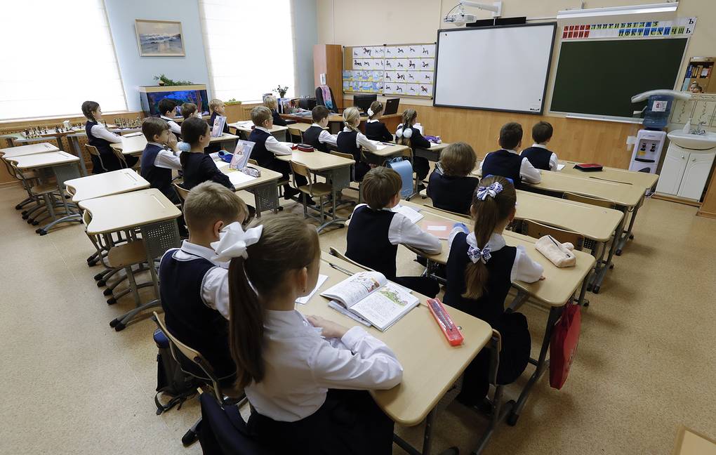 Минтруд объяснил, как родителям получить выплаты на школьников в размере 10 тыс. рублей