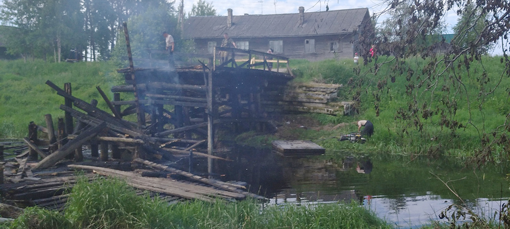 Более 11 млн рублей выделили на восстановление моста в деревне Карелии, который проломил грузовик