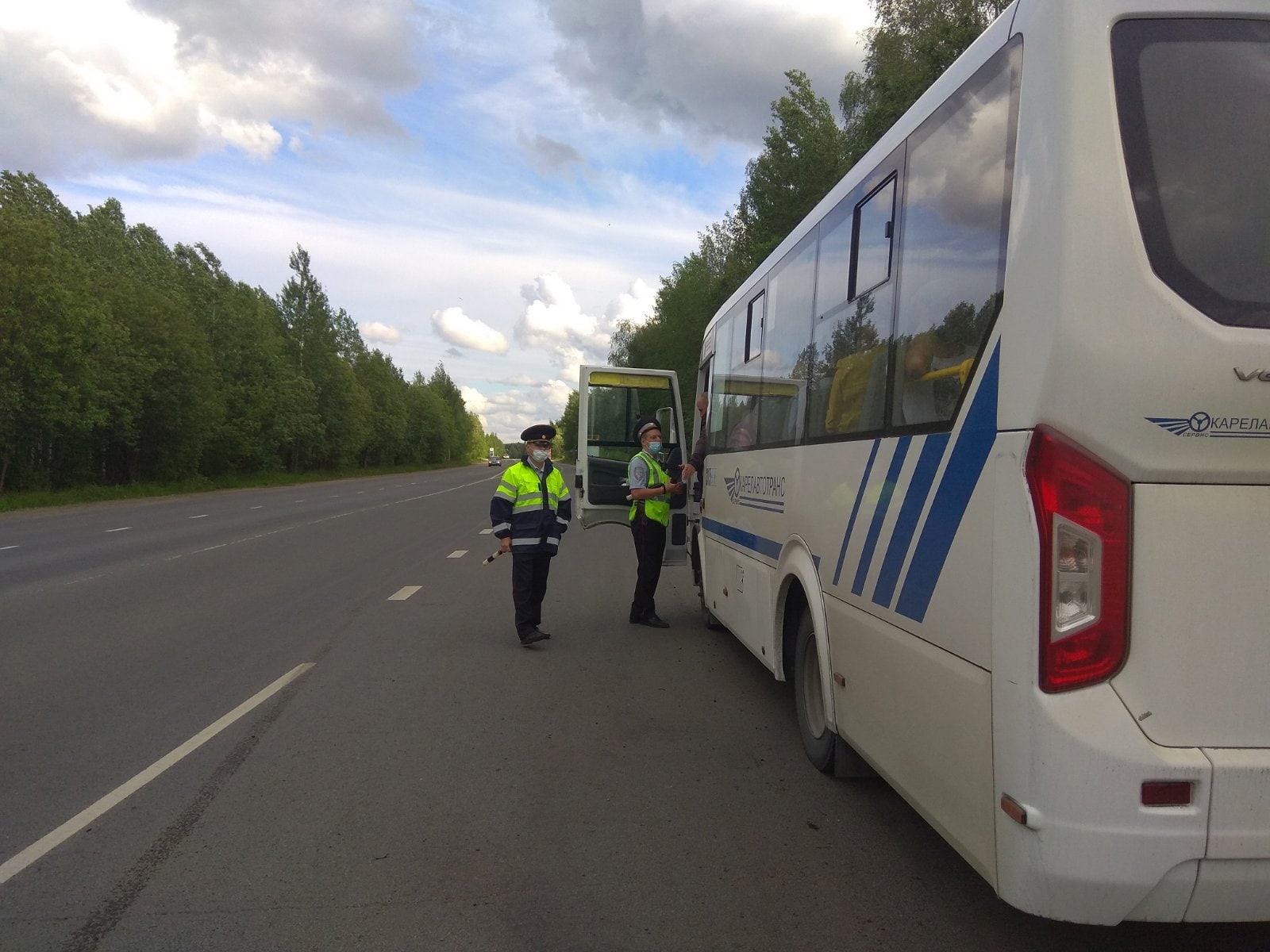 В Петрозаводске инспекторы остановили нарушителя за рулем автобуса