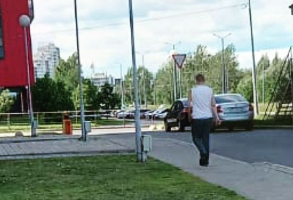 В Петрозаводске горожане пожаловались в полицию на мужчину, пытавшегося увести двух девочек с детской площадки