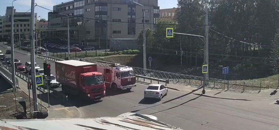В Петрозаводске пожарная машина протаранила легковой автомобиль (ВИДЕО)