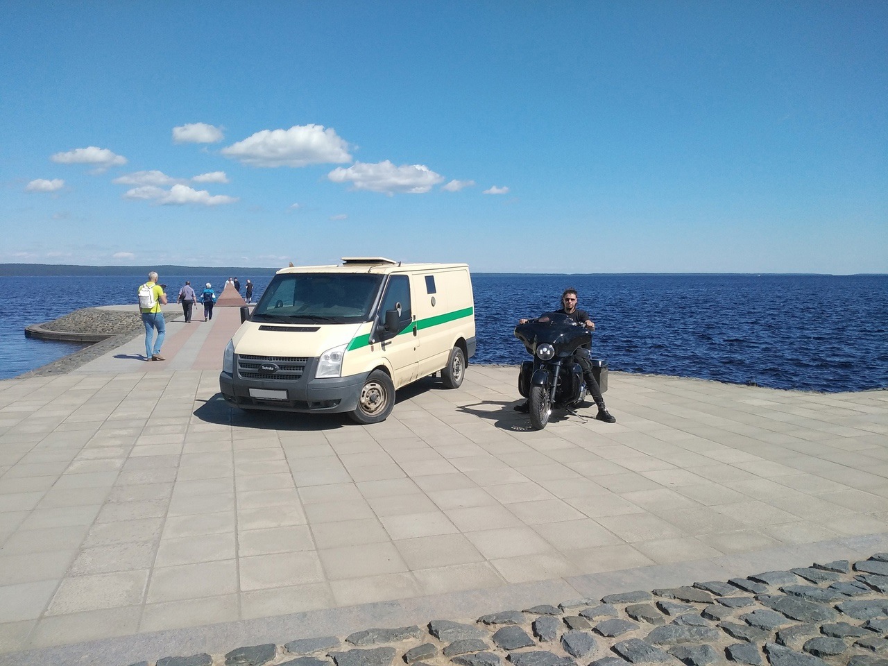 Мэр Петрозаводска возмутился поведением байкера и автомобилиста, выехавших на набережную Онего