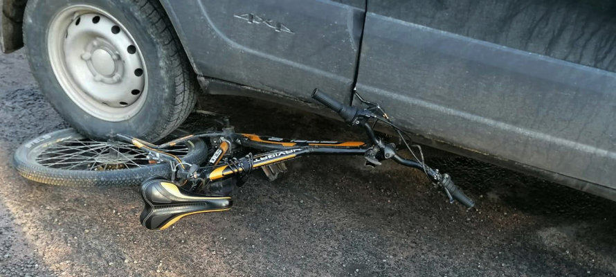 Водитель, сдавая задом, сбил восьмилетнюю велосипедистку в городе горняков в Карелии
