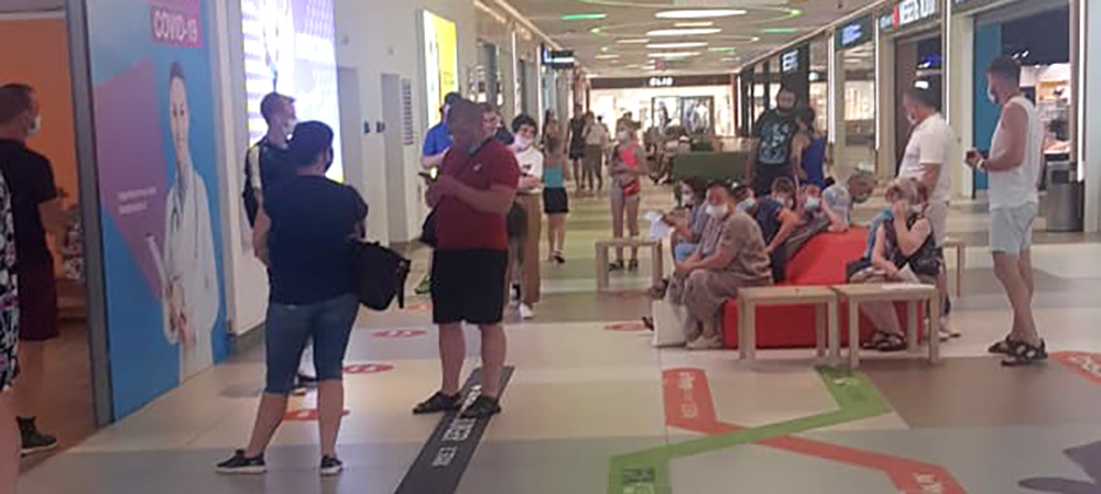 Посетители торгового центра в Петрозаводске выстроились в длинную очередь, чтобы сделать прививку от ковида