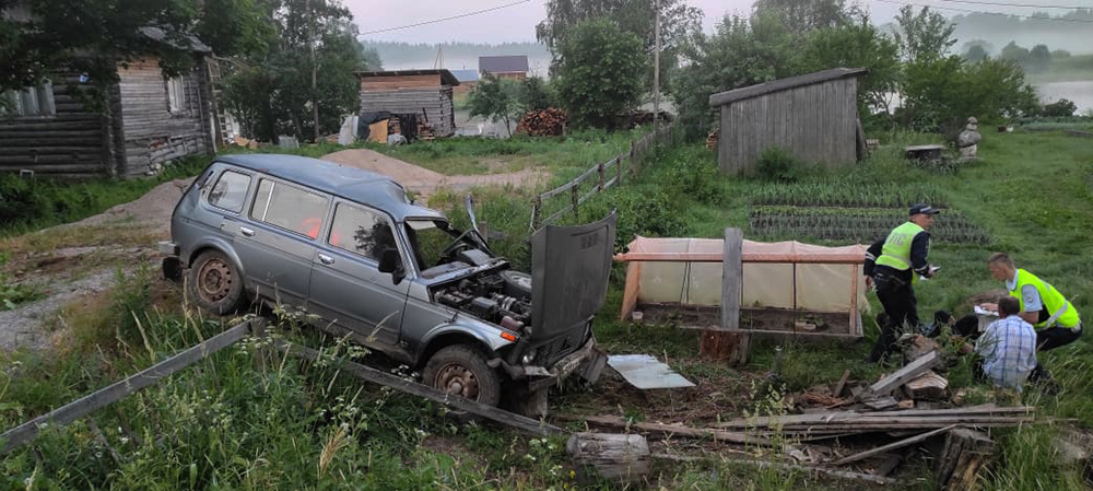 Автомобиль улетел в кювет и перевернулся в поселке Карелии (ФОТО)