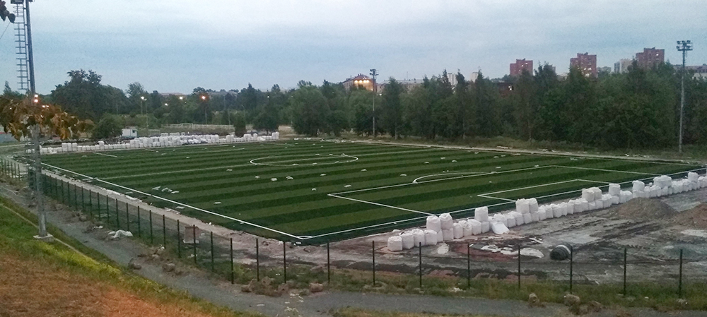 Новый искусственный газон укладывают на стадионе «Юность» в Петрозаводске