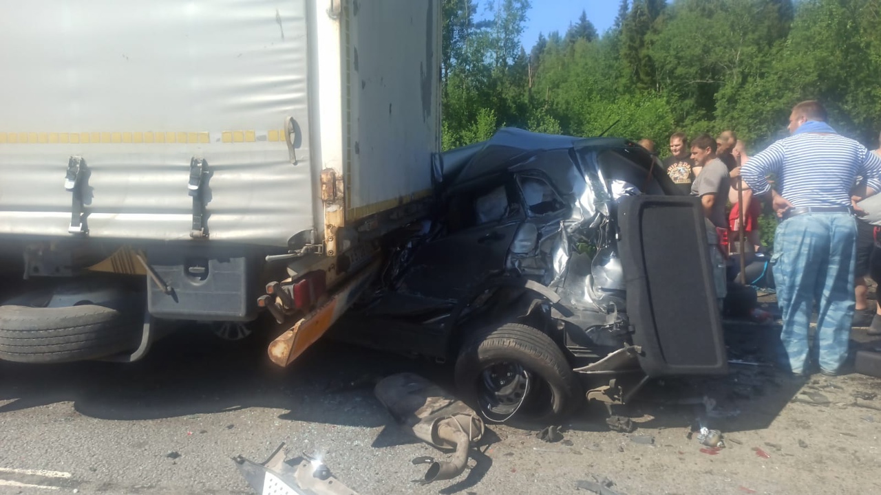 Массовое смертельное ДТП привело к 20-километровой пробке на автотрассе «Кола» (ФОТО)