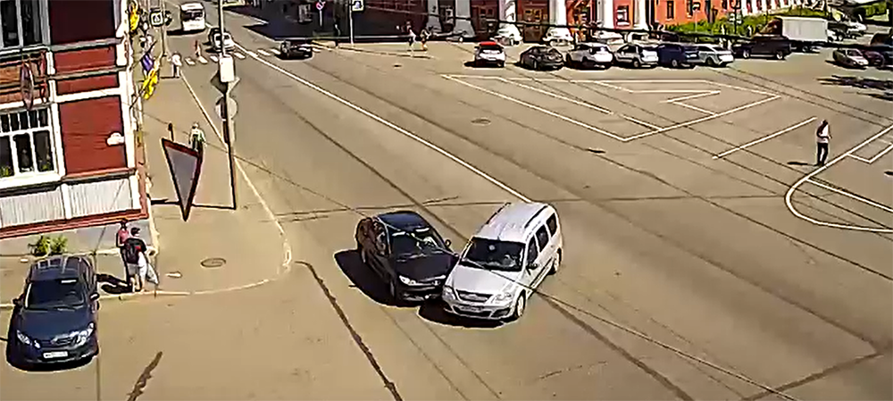 Авария произошла в самом центре Петрозаводска (ВИДЕО)
