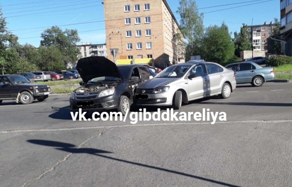 Таксист в Петрозаводске устроил ДТП – молодая девушка госпитализирована