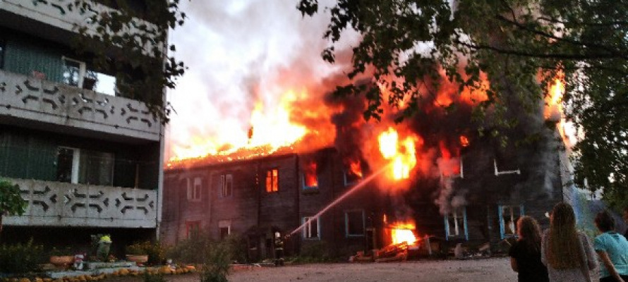 При пожаре в «заброшке» в райцентре Карелии эвакуировали 35 жителей соседнего дома