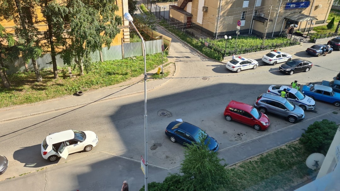 Женщина попала под колеса автомобиля в Петрозаводске и получила серьезные травмы