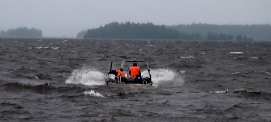 Спасатели Карелии достали из озера пьяного мужчину, специально заплывшего далеко от берега