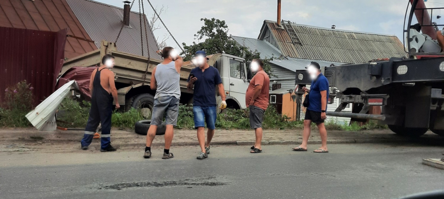 Грузовик упал с дороги во двор частного дома в Петрозаводске (ФОТОФАКТ)