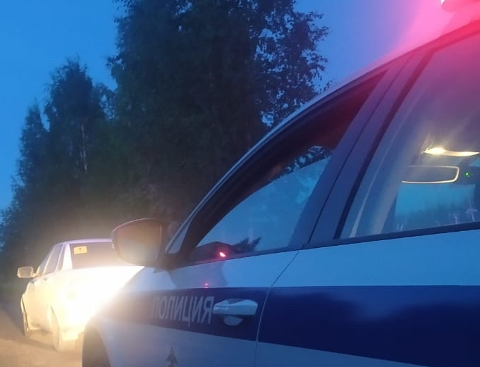 Сотрудники ГИБДД встретили пьяного автомобилиста на ночной дороге