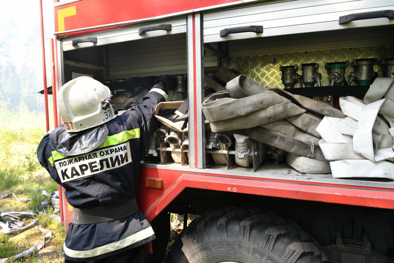 Огонь прорывается в местах лесных пожаров, локализованных вблизи населенных пунктов Карелии