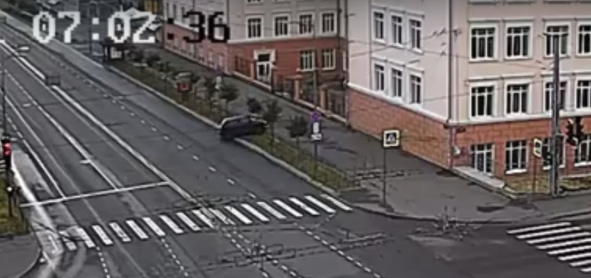 Неизвестный водитель снес дерево в центре Петрозаводска (ВИДЕО)