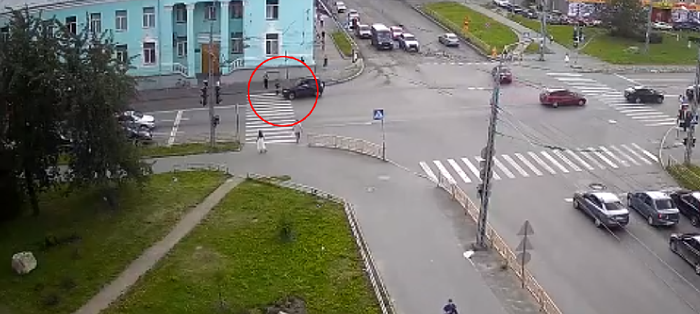 Водитель внедорожника чуть не сбил ребенка на пешеходном переходе в Петрозаводске (ВИДЕО)