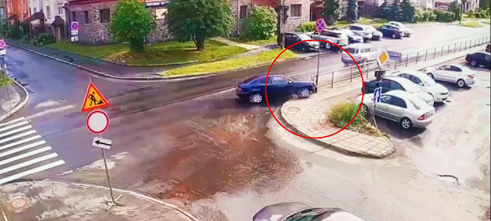 Иномарка протаранила дорожный знак в одном из районов Петрозаводска (ВИДЕО)