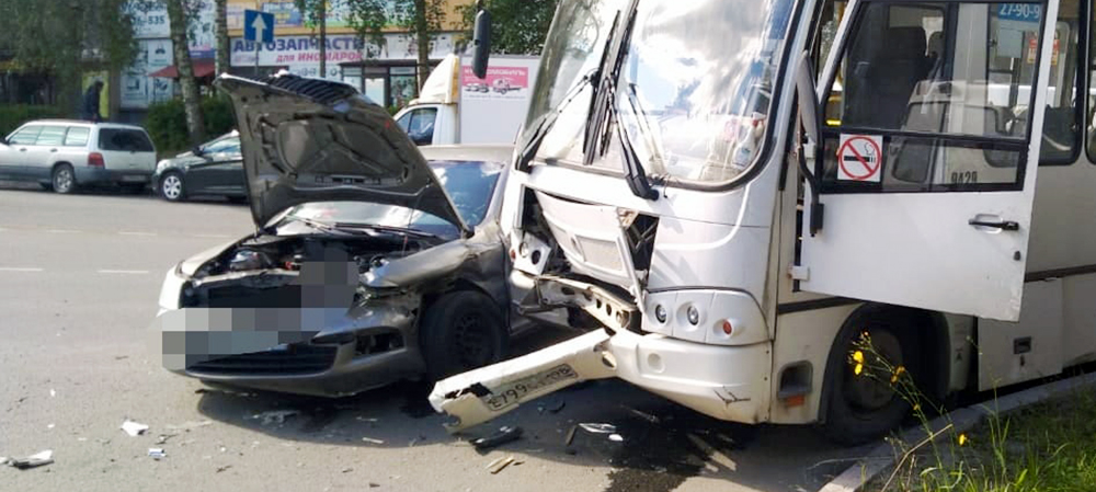 Пассажирам автобуса, попавшего в аварию в Петрозаводске, потребовалась помощь медиков