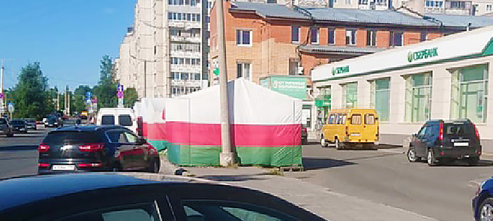 Торговцы перекрыли палатками пешеходную дорожку в микрорайоне Петрозаводска – горожане возмущены