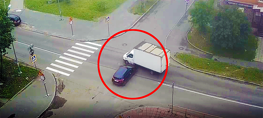 Легковушка влетела в фургон на перекрестке в Петрозаводске (ВИДЕО)
