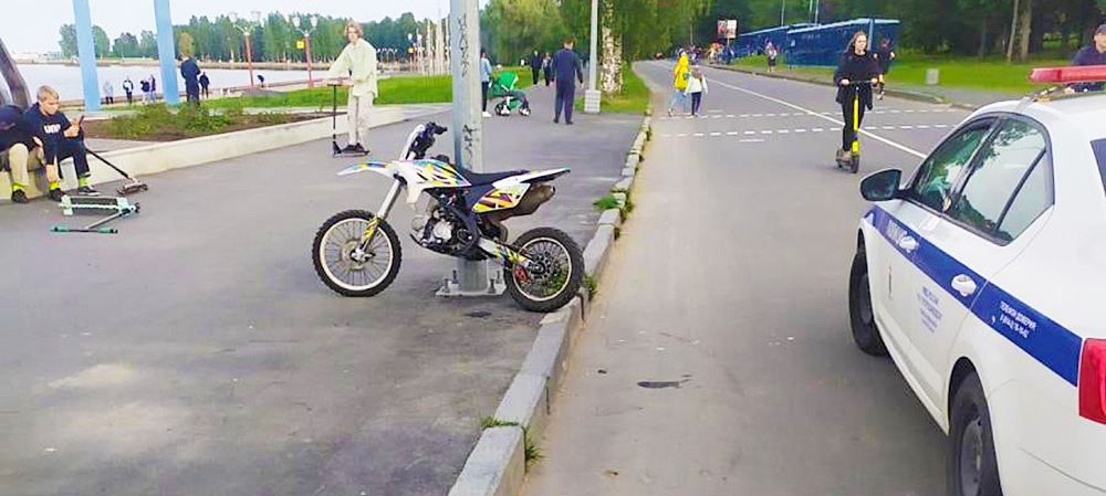 В Петрозаводске подросток на питбайке пытался скрыться от автопатруля и попал в ДТП на набережной