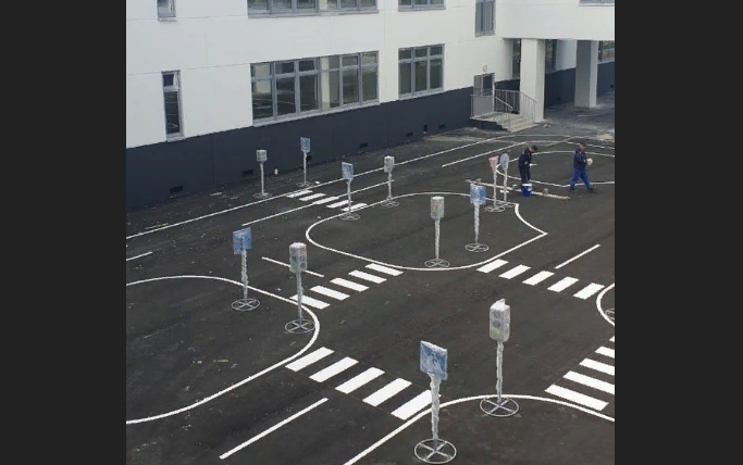 Модель городских перекрестков сконструировали во дворе школы в Петрозаводске