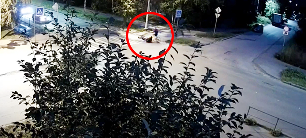 Мужчина в Петрозаводске падал под колеса автомобилей, подставляя водителей (ВИДЕО)