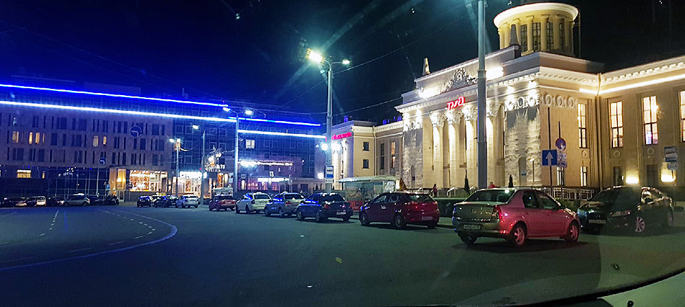 Сотрудники ГИБДД в Петрозаводске строго контролируют парковку у ж/д вокзала, где негде поставить машину