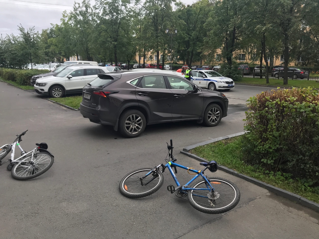 «Лексус» сбил юного велосипедиста на тротуаре в Петрозаводске