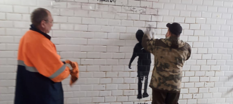 Рабочие смыли черного человека в тоннеле Петрозаводска