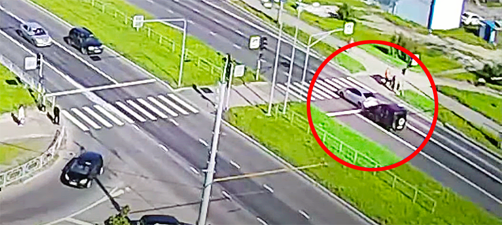 В результате аварии автомобиль вылетел на оживленный пешеходный переход в Петрозаводске (ВИДЕО)