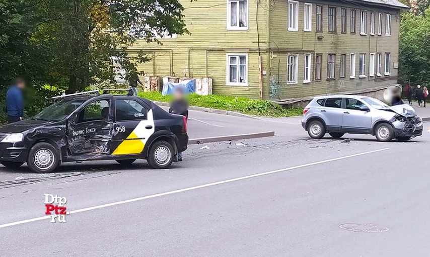 ДТП с участием автомобиля такси произошло в Петрозаводске, есть пострадавший (ВИДЕО)