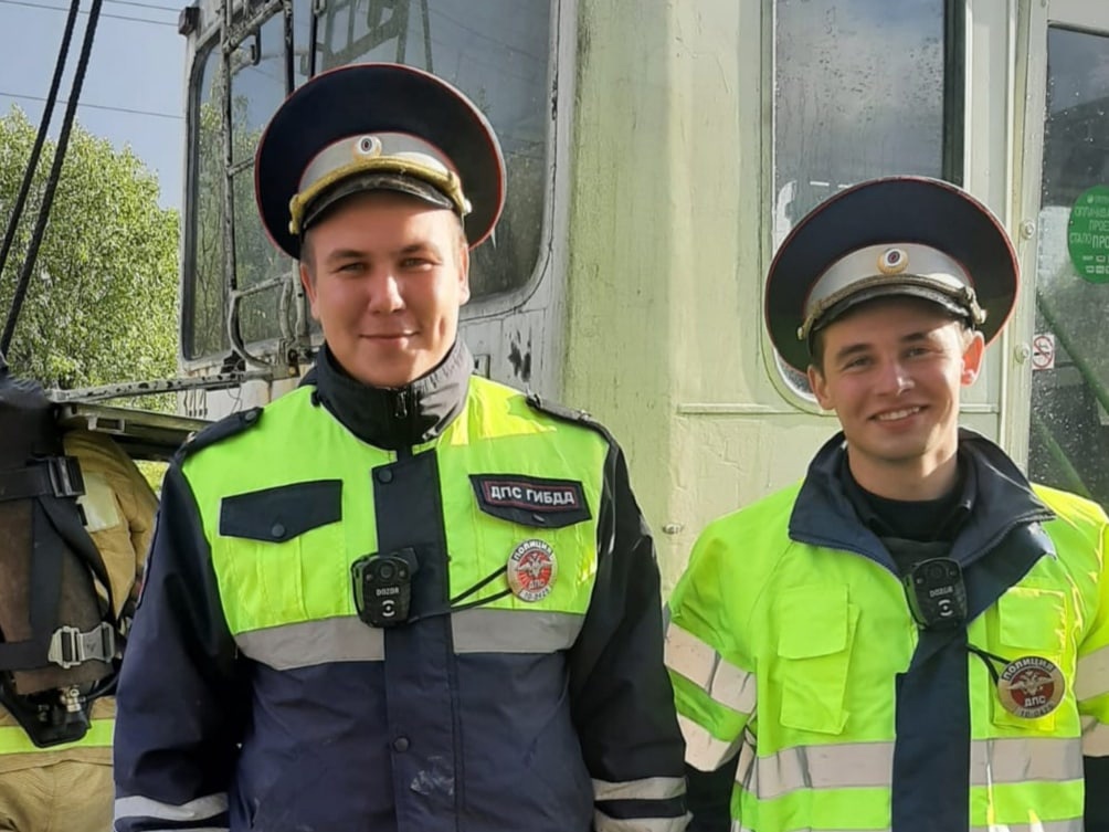 В Петрозаводске загорелся троллейбус: сотрудники ГИБДД помогли справиться с огнем (ФОТО)