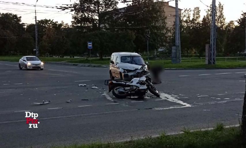 Мотоциклист перелетел через капот автомобиля после ДТП на перекрестке в Петрозаводске (ВИДЕО)