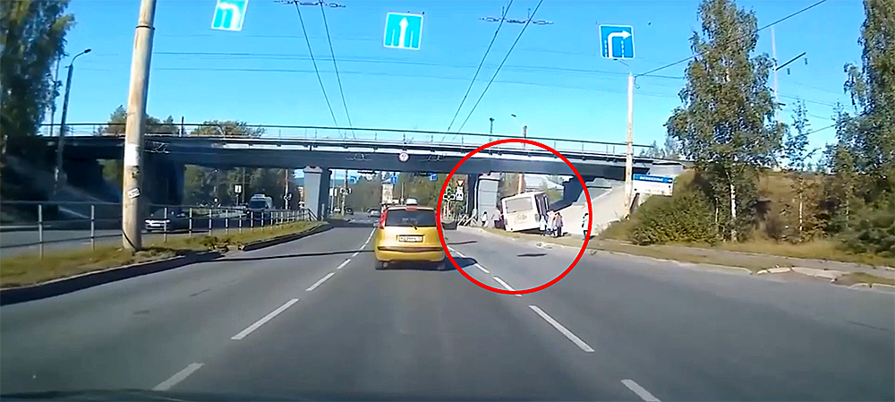 В Петрозаводске автобус с пассажирами вылетел под мост