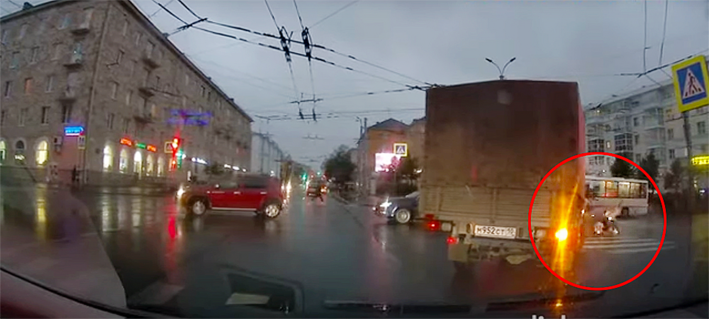 В Петрозаводске водитель сбил пешехода-нарушителя и уехал с места ДТП (ВИДЕО)