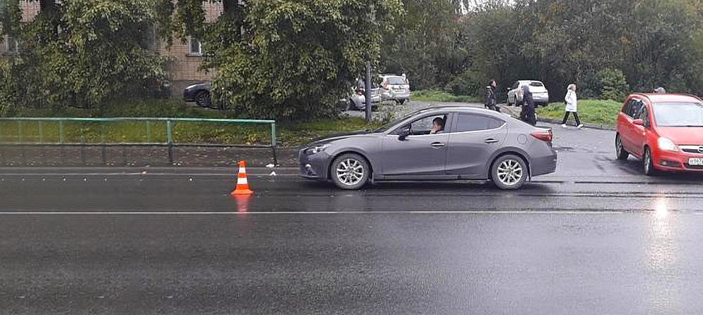 Пенсионерка в Петрозаводске шла по дороге и попала под машину