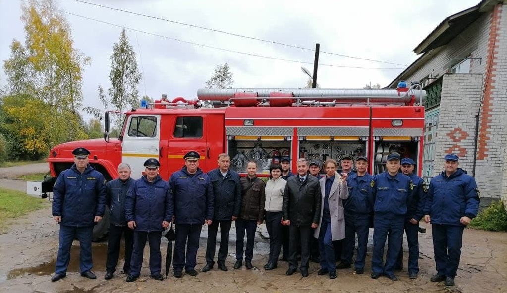 Поселку Карелии, который пострадал от лесных пожаров, подарили новую пожарную машину